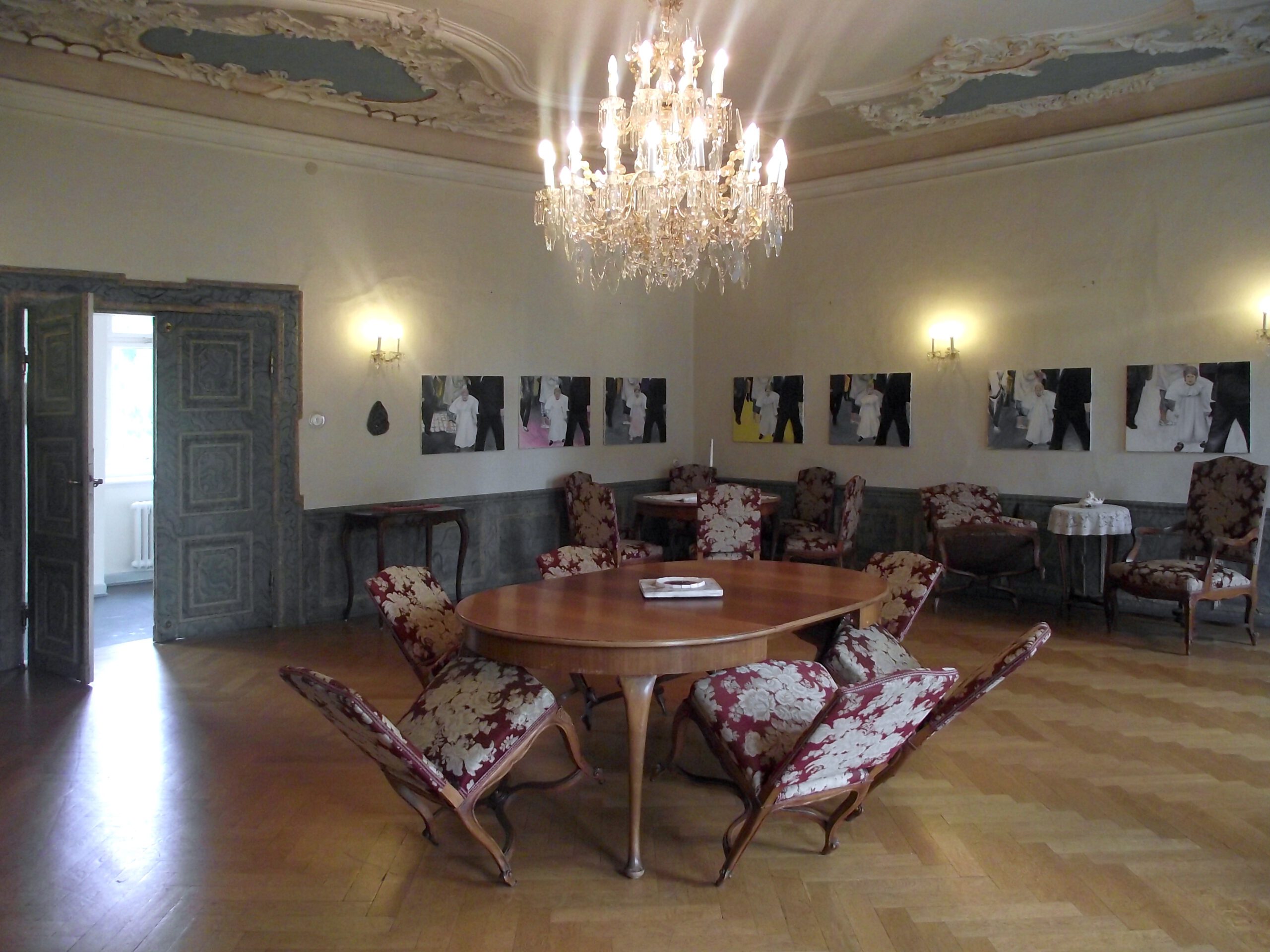 „ENGELEIEN“ Painting and Intervention 2014 ©Andrea Freiberg, Konventsaal – Stift Keppel, Hilchenbach